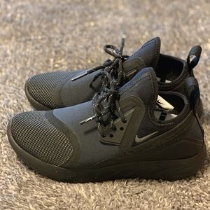 New Nike Lunar Charge Essential Size 6 Black